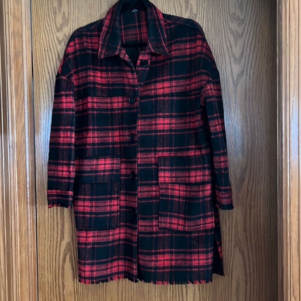 Super soft, lighter weight red and black plaid jacket ❤️🖤